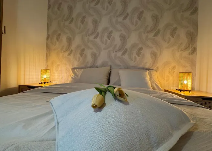 Panoramic Hill House - With Free Parking Apartment